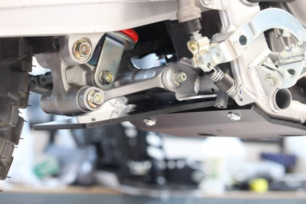 AXP veermiku kaitseplaadi link must Honda CRF300L/CRF300L RALLY 21- / CRF250L 23-
