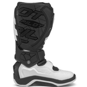 forma-boot-pilot-black-white-42