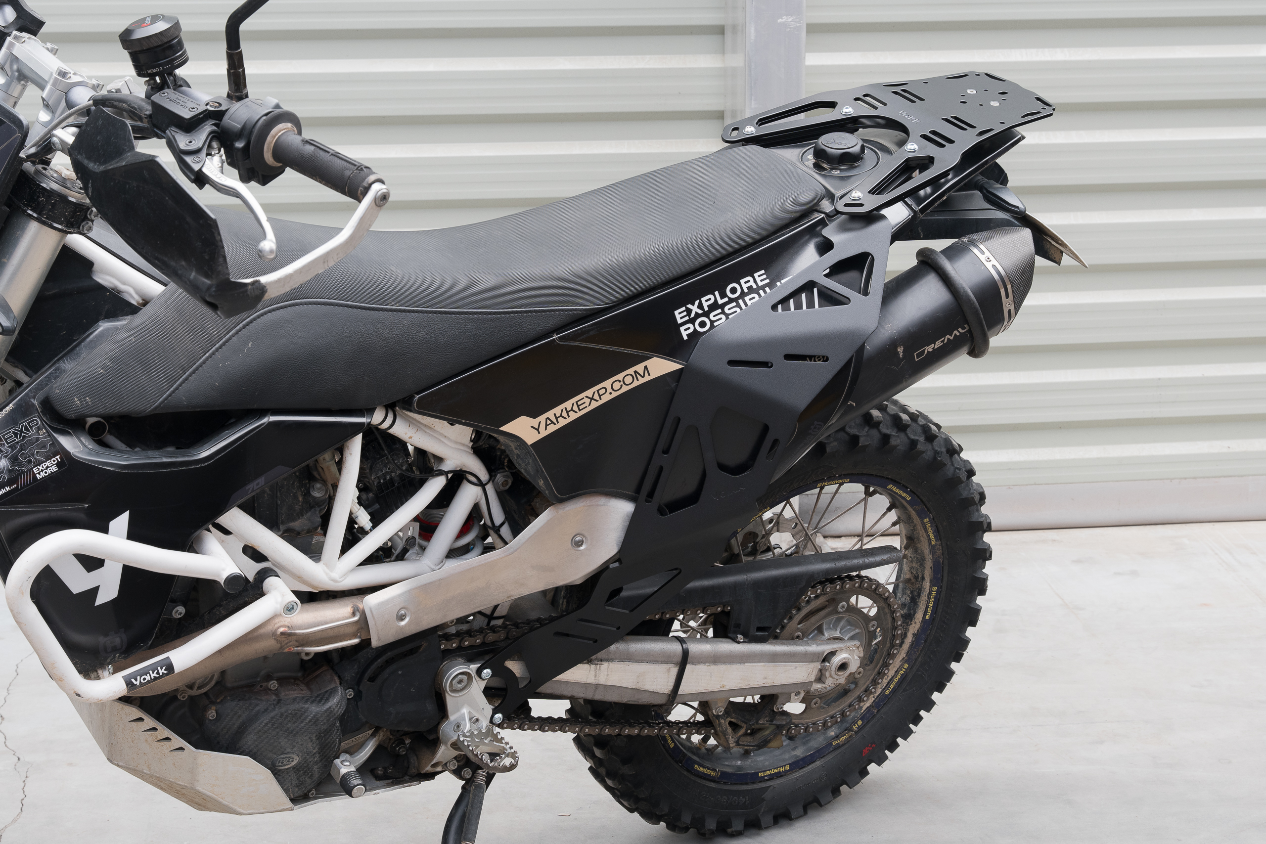 Yakk EXP külgmise pagasi kinnitusrakmed Husqvarna 701 Enduro/Supermoto (16-25) must