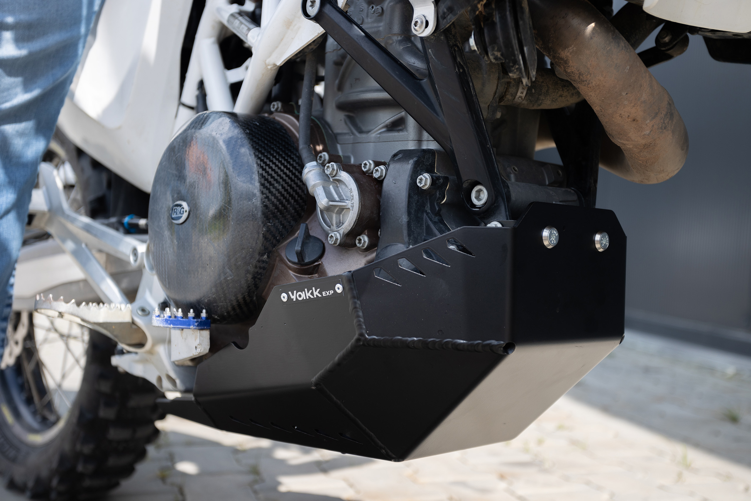Yakk EXP kaitseplaat Husqvarna 701 / KTM 690 / GasGas 700 must