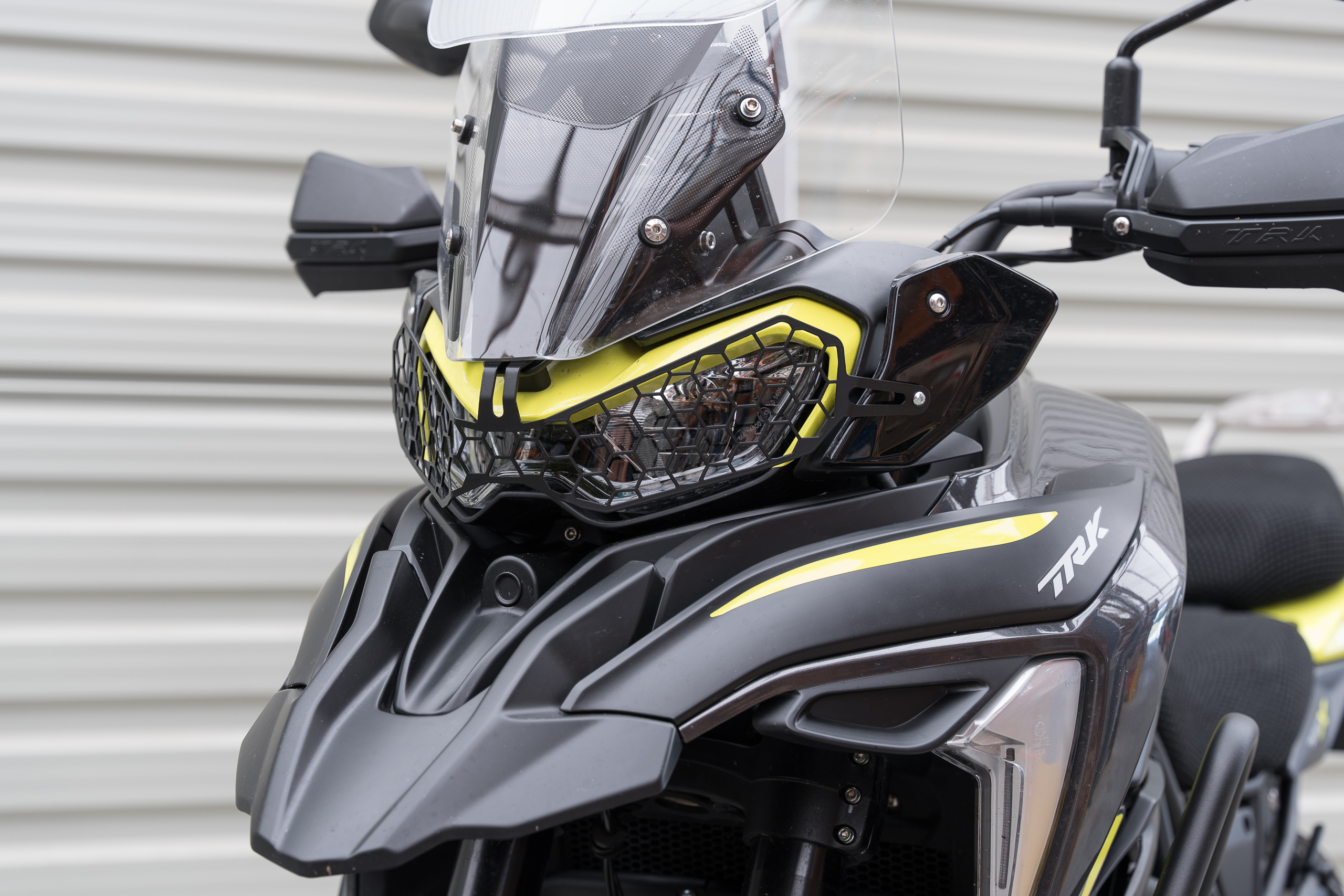 Yakk EXP esilaterna kaitse Benelli TRX 702/702X (22-) must