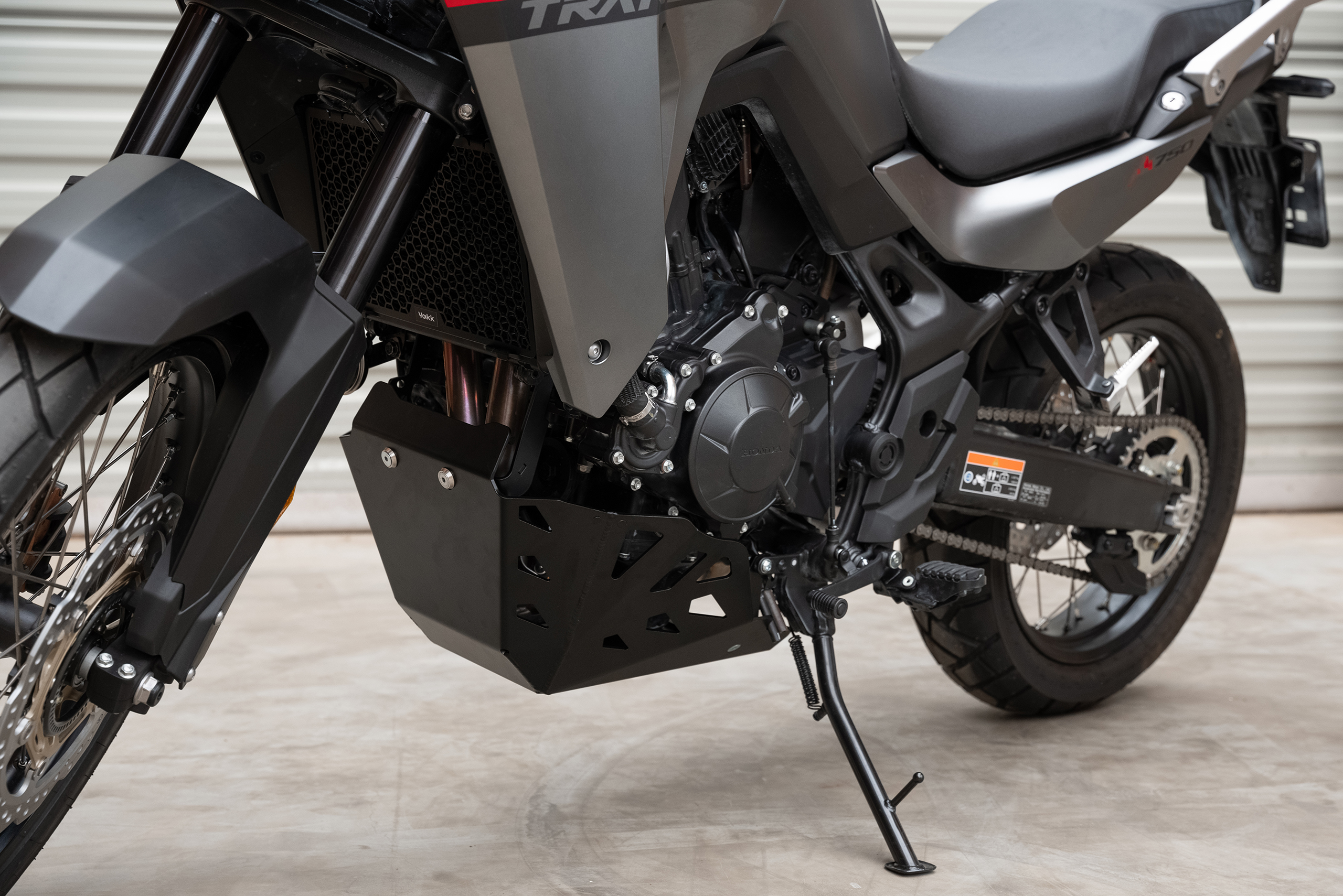 Yakk EXP kaitseplaat Honda XL750 Transalp (23-) must - Image 3